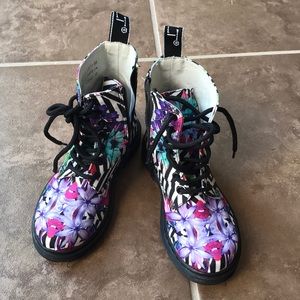 Girls boots New without box EU 31